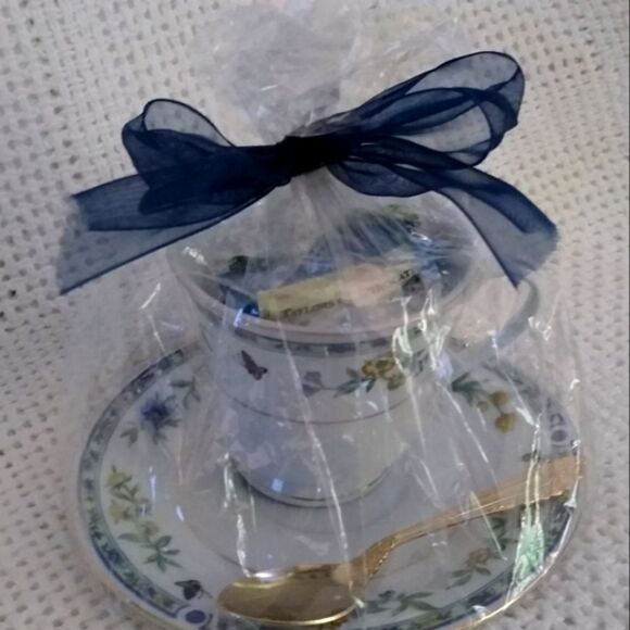1 Truly Tasteful Tea Cup Sets Wrapped As A Gift - NWT - Picture 5 of 10